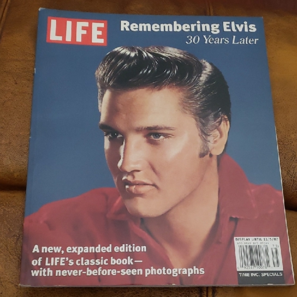 Vintage like new rare edition  Life Magazine - Remembering Elvis 30 Years Later